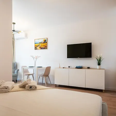 Hills Titanium - Sunny With Views Apartman Bukarest